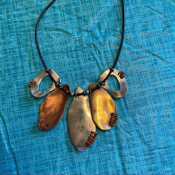 ORGANIC SHAPE SHORT STATEMENT NECKLACE - Picture 6 of 8